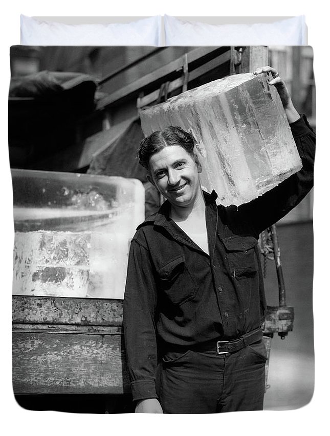 IJsman met blok ijs op zijn schouders.