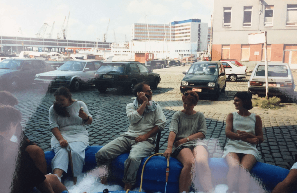 Fon Perdu voor het cafe in een opblaasbad