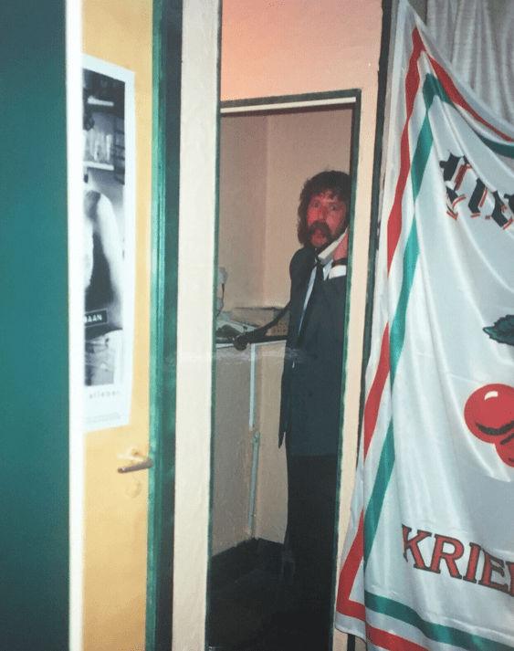 Telefoonkotje van cafe de Fon Perdu.