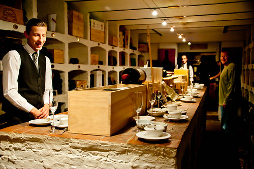 Colvenier, de toog in de kelder. Veel aangezeten.