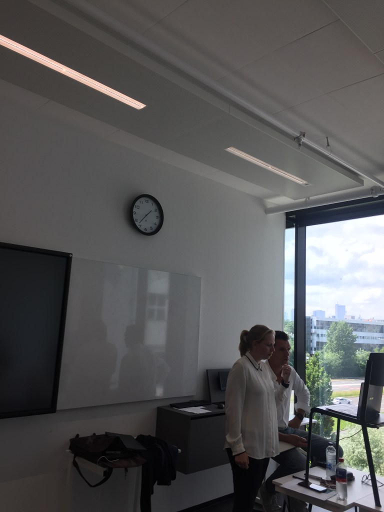 Start van de masterclass, de hosts in gesprek een paar minuten voor de start.